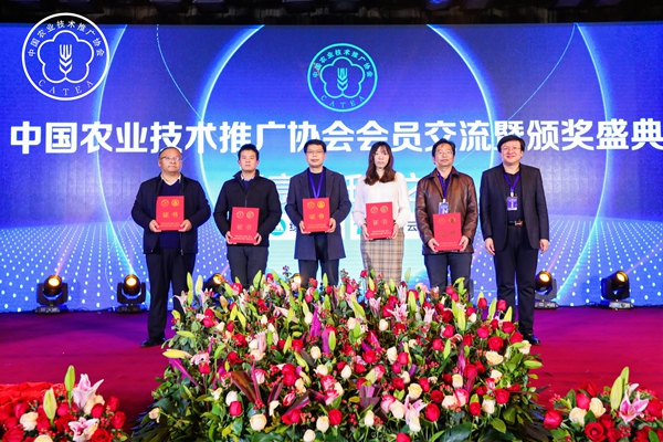 牛伯涛副会长为第九届中国农业推广征文获焦剡宣告证书